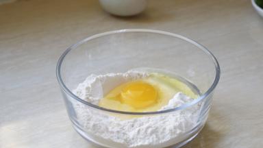 面粉中打入一个鸡蛋