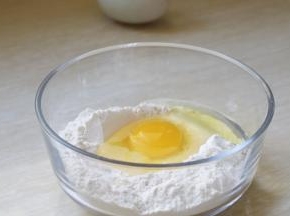 面粉中打入一个鸡蛋