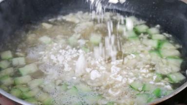 一边搅拌一边倒入锅中