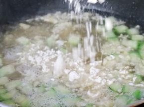 一边搅拌一边倒入锅中