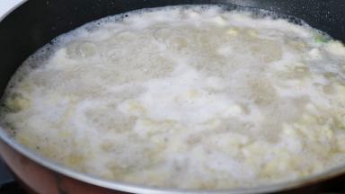 熬煮5分钟左右，期间搅拌一下