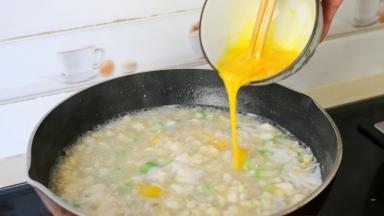 鸭蛋打散倒入锅中