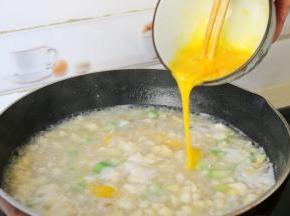 鸭蛋打散倒入锅中