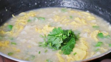 关火加香菜，拌匀即可