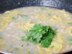 关火加香菜，拌匀即可