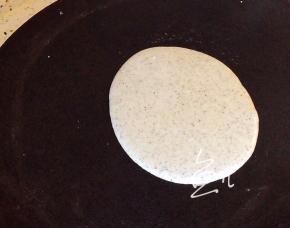 煎饼锅烧热，舀一勺面糊