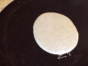 煎饼锅烧热，舀一勺面糊
