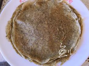 烙熟的煎饼摞在盘中，煎饼很柔软