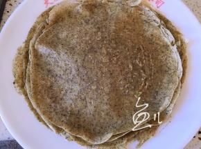 烙熟的煎饼摞在盘中，煎饼很柔软