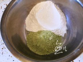 面粉和黑豆面放入盆中