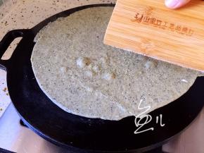 用刮板摊薄、刮圆