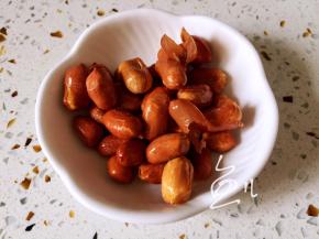 熟花生米盛出备用