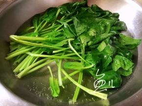 菠菜放开水锅中20-30秒，焯熟捞出