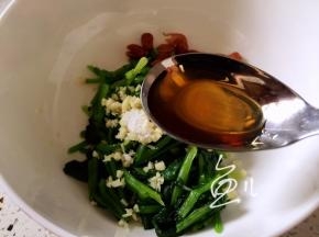 放入芝麻油