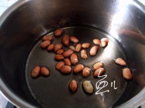 花生米放油锅中炒熟