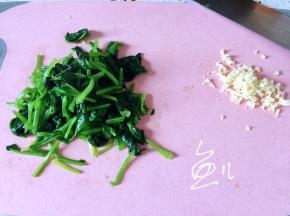 熟菠菜切段，大蒜切碎