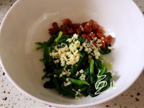 熟菠菜、熟花生米、大蒜末放碗中