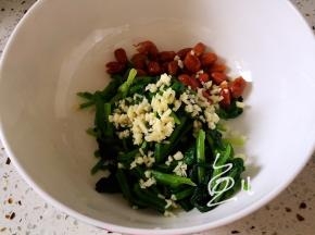 熟菠菜、熟花生米、大蒜末放碗中