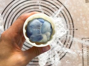 冰皮月饼上也抹少许糯米粉，放入模具中，压出形状即可