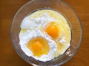 加入玉米油和纯牛奶搅拌成团
