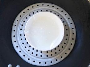 包上保鲜膜放在蒸锅中蒸25分钟，用牙签扎几个小洞