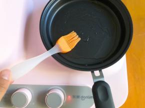 平底锅中刷上少许食用油