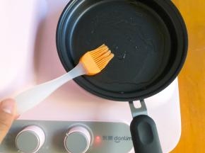 平底锅中刷上少许食用油