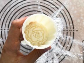 模具中抹上熟糯米粉