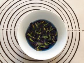 蝶豆花3克，加入80克开水冲泡10分钟