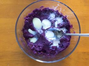 加入炼乳和牛奶混合拌匀