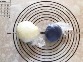 蒸好以后，温热后放入保鲜膜揉均匀，放入冰箱冷藏半小时