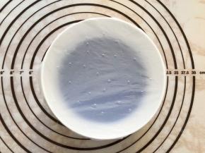 包上保鲜膜放在蒸锅中蒸20分钟，用牙签扎几个小洞