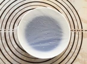 包上保鲜膜放在蒸锅中蒸20分钟，用牙签扎几个小洞