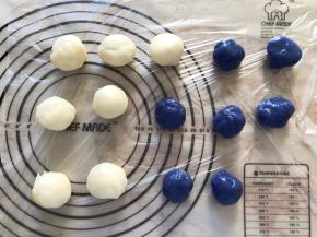 白色冰皮分30克一个，蓝色冰皮分20克一个