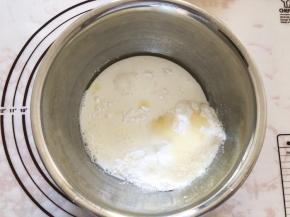 白色冰皮全部材料混合搅拌均匀