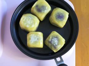 放上仙豆糕小火煎