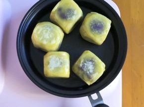 放上仙豆糕小火煎