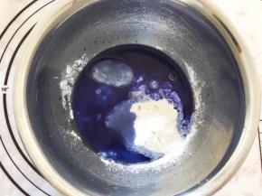 蓝色冰皮材料全部混合搅拌均匀