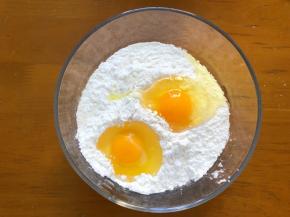加入两个鸡蛋