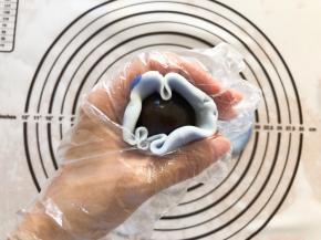 翻面包入豆沙，花纹向外