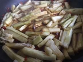 继续倒入蒸好的茄子，大火烧开，小火盖上锅盖焖煮；