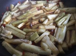 继续倒入蒸好的茄子，大火烧开，小火盖上锅盖焖煮；