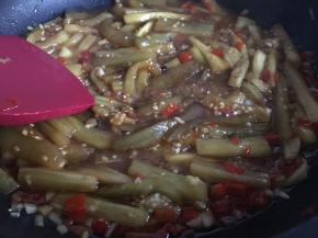 汤汁差不多收干时，放入适量味精，试下咸淡，调入适量盐、葱花，翻拌均匀即可出锅；（葱花也可装盘后装饰点缀）