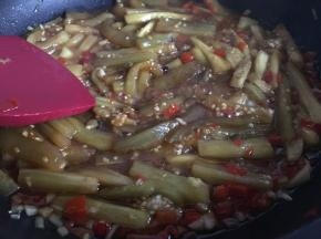 汤汁差不多收干时，放入适量味精，试下咸淡，调入适量盐、葱花，翻拌均匀即可出锅；（葱花也可装盘后装饰点缀）