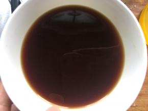 取一小碗，倒入2勺蚝油、1勺生抽、半勺老抽、大半碗清水搅拌均匀；