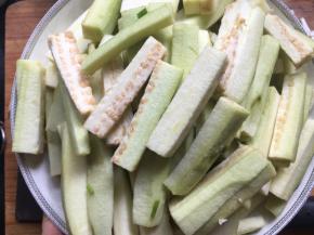 茄子洗净去皮，切成长条状；