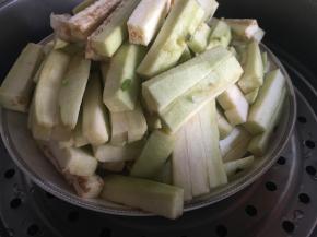 蒸锅上汽后，放入茄子，大火继续蒸5分钟；