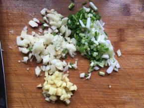 蒸茄子期间，将生姜、大蒜、香葱切碎备用；