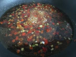 倒入配好的料汁；