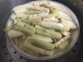 将蒸制好的茄子取出；